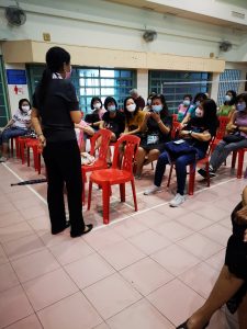 姚小英医师于景万岸民众俱乐部主讲保健讲座。